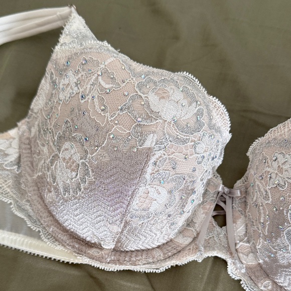 Victoria's Secret Very Sexy Cream Lace Bra - Picture 2 of 4